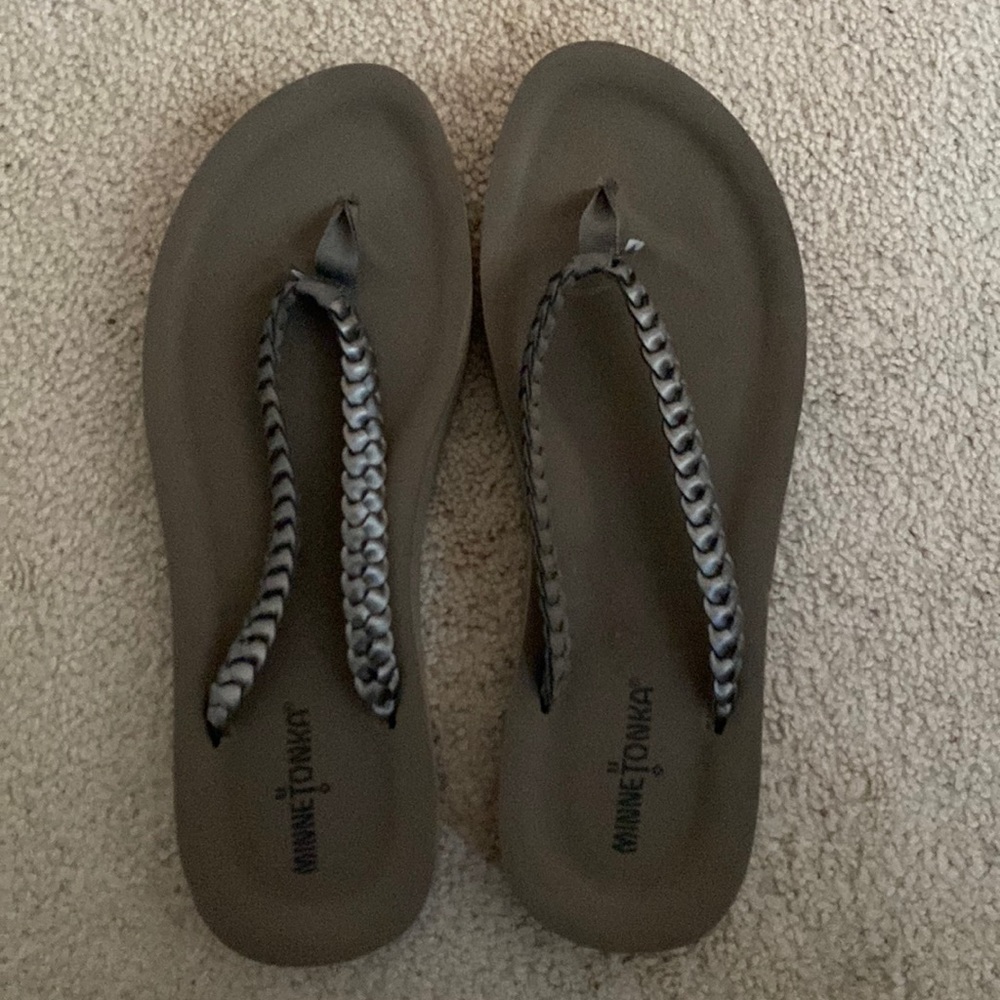 Minnetonka flip flops Womens size 11